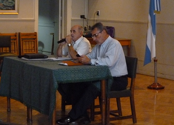 El presidente saliente de FEVA, Ricardo Basterra, y el candidato a presidente en las elecciones de mañana, Hugo Andiazabal, en la Asamblea del año pasado (foto EuskalKultura.com)